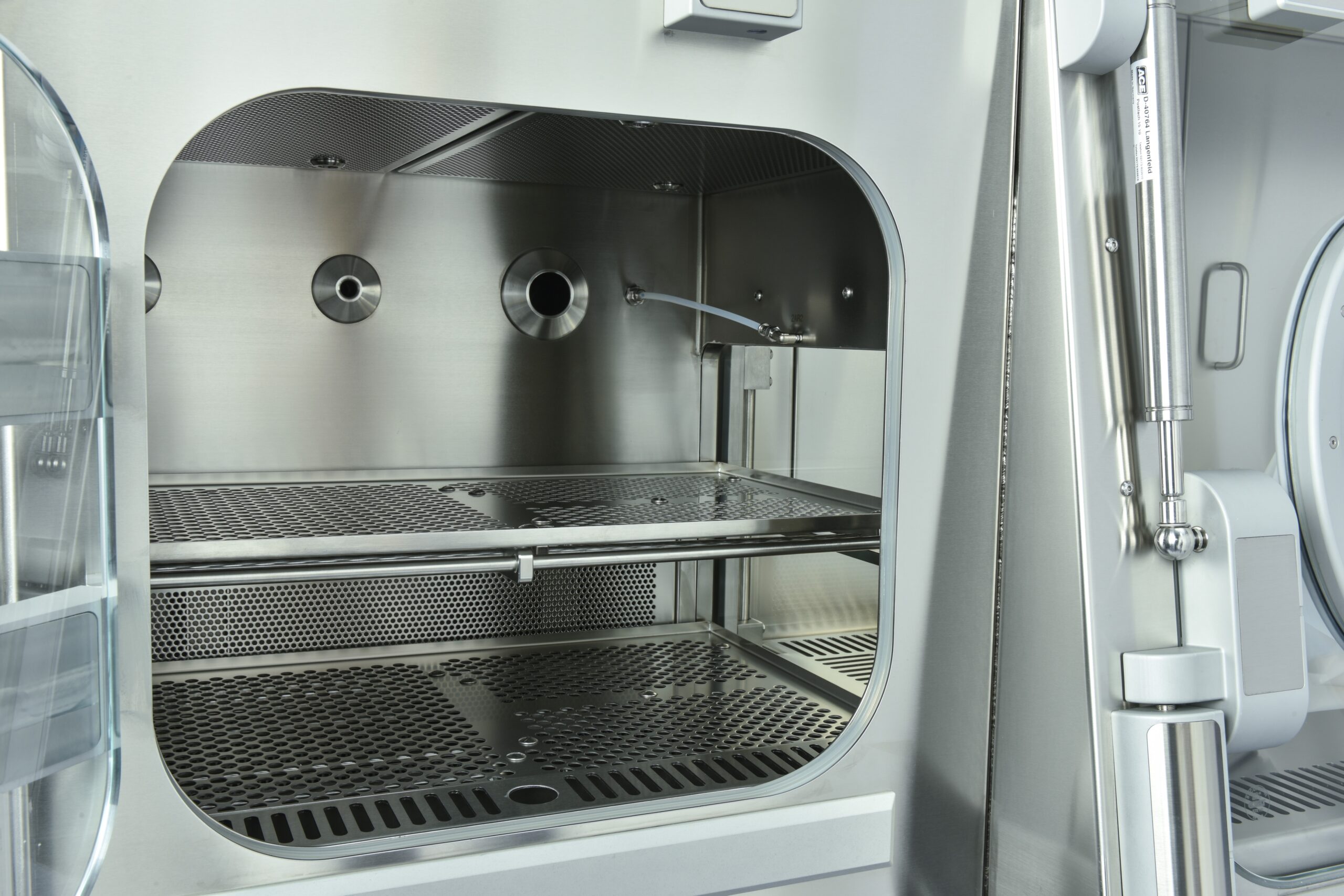 Transfer interlock open with shelf-scaled on the Aseptic Isolator  