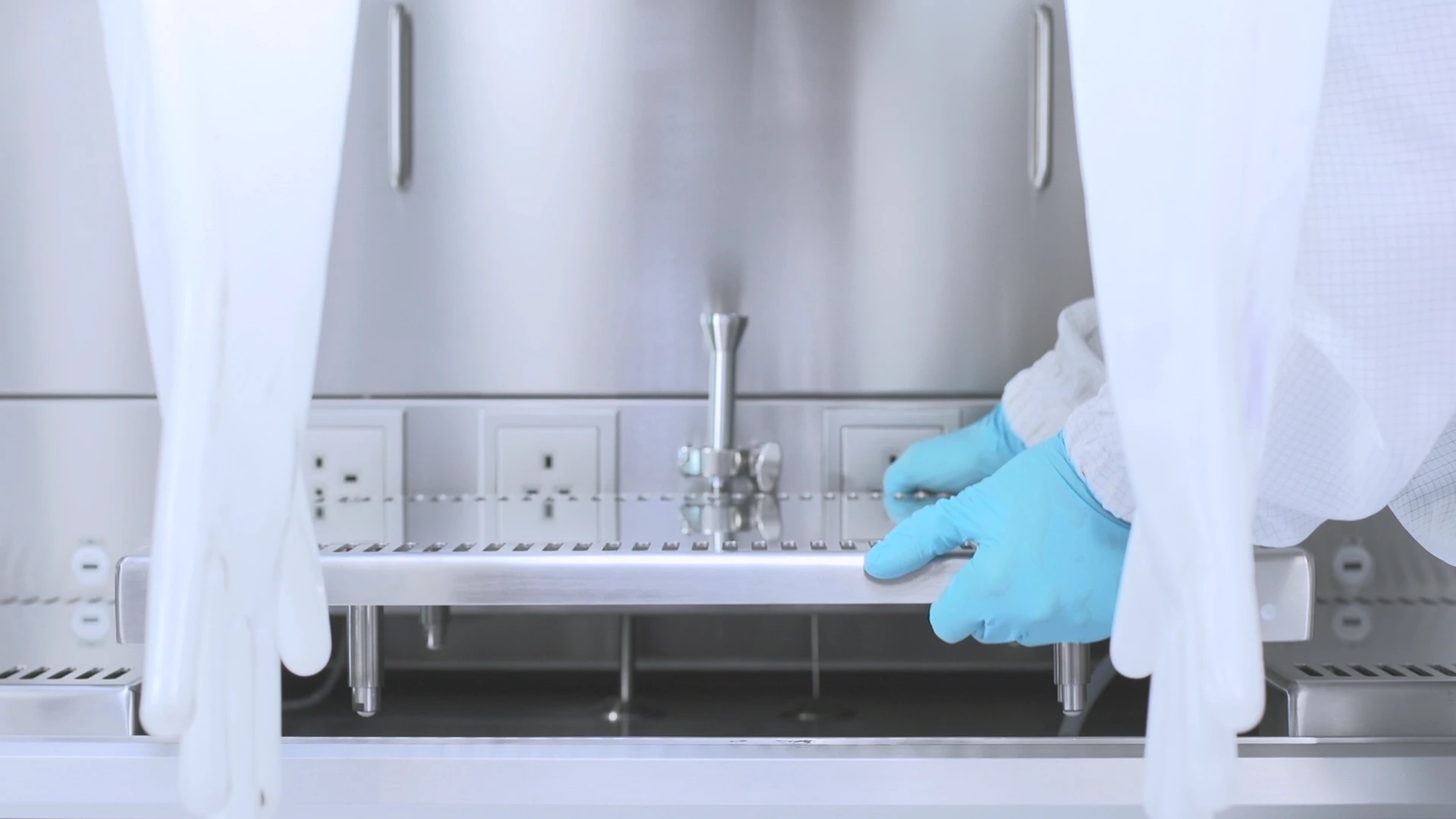 aseptic-isolator-gloves